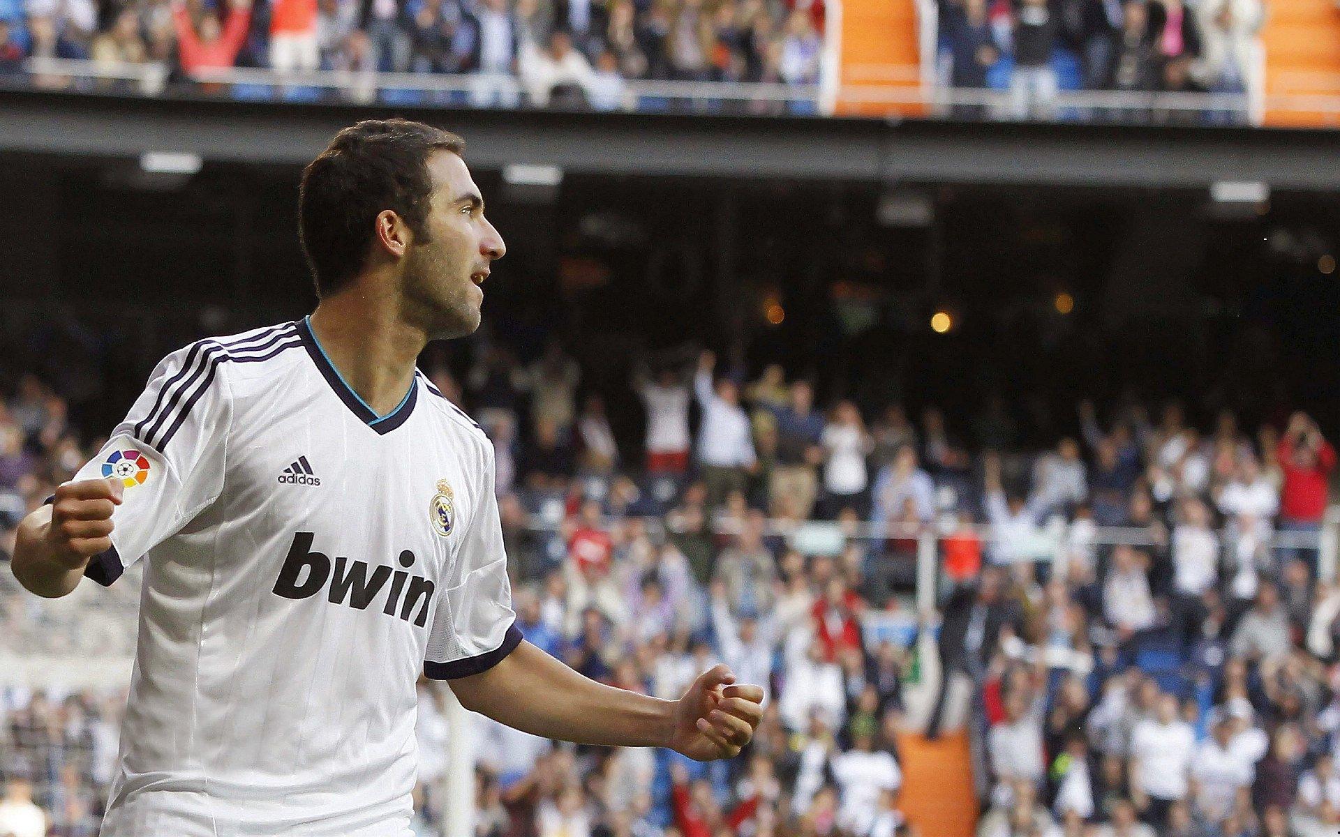 归化球员如何发挥？球迷智慧为国足战术提供新思路