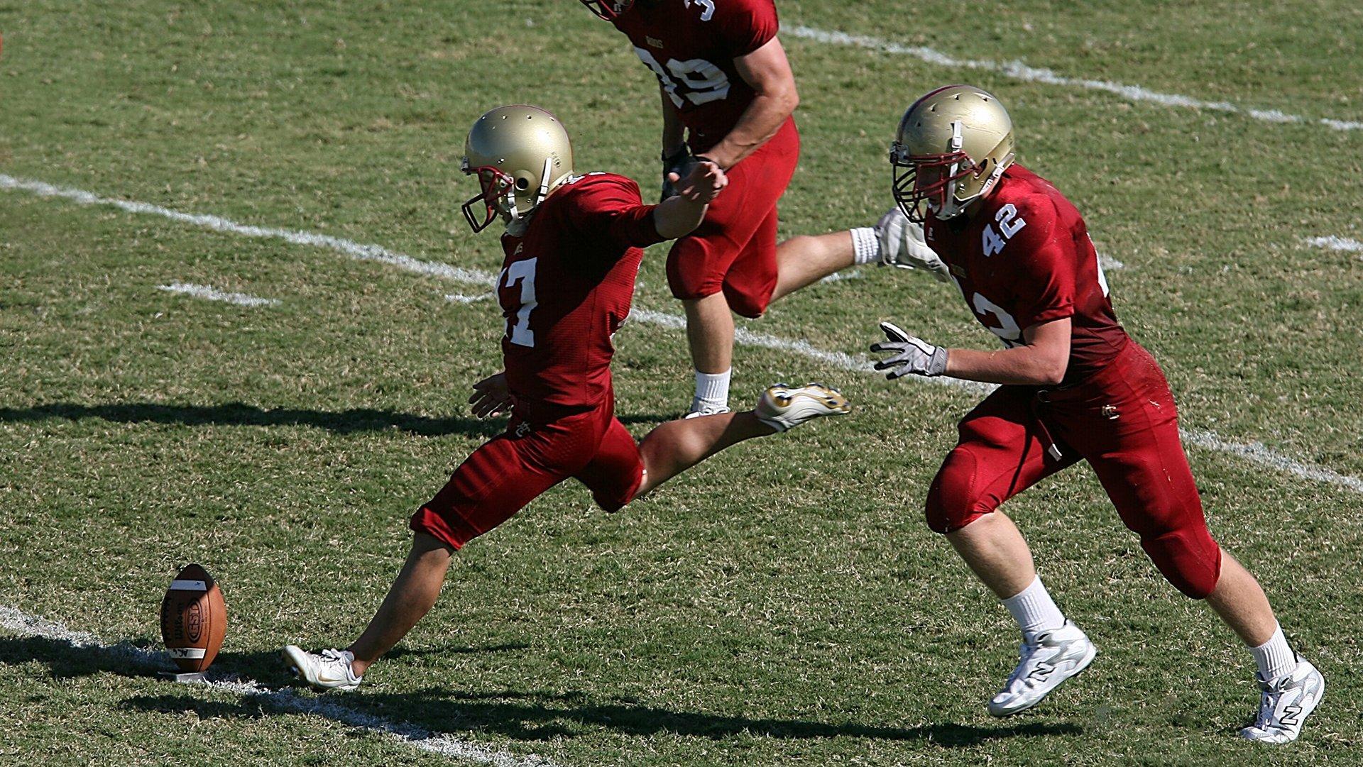 亚洲青年足球赛场现争议执法 伊拉克裁判组频出牌引关注